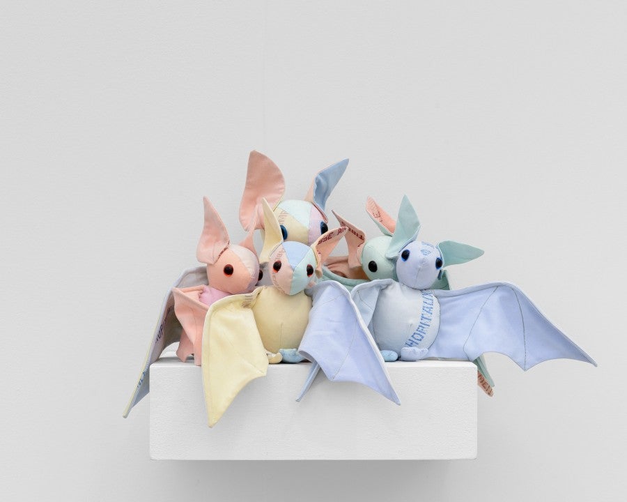 Benoît Piéron, <i>Peluches Psychopompes</i>, 2022. Patchwork en draps réformés des hôpitaux. Photo : Aurélien Mole. Courtesy de l'artiste et de la Galerie Sultana. 