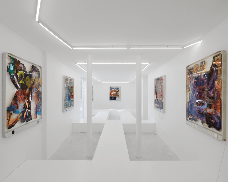 Vue de l'exposition de Neïl Beloufa : Content Wise, Galerie Balice Hertling, 2017. Photo: Aurélien Mole.