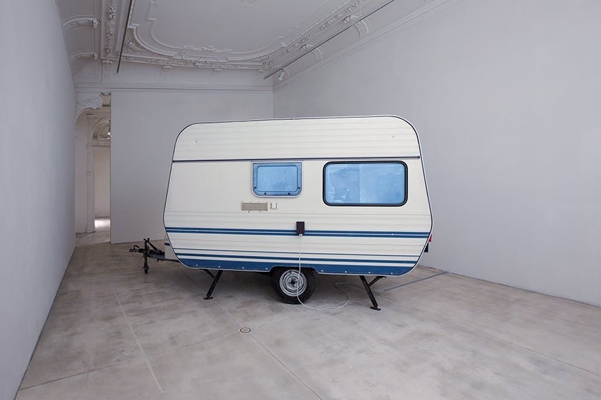 Werner Reiterer, « Locked in! », 2014. Remorque, pièces électroniques, haut-parleurs, spots,  capteurs mobiles Assistance technique : Joe Joachim, Thomas Sandri,  Christoph Amann 245 x 206 x 475 cm  Courtesy galerie Loevenbruck, Paris.
Photo: Angelika Krinzinger, © Bildrecht Vienna