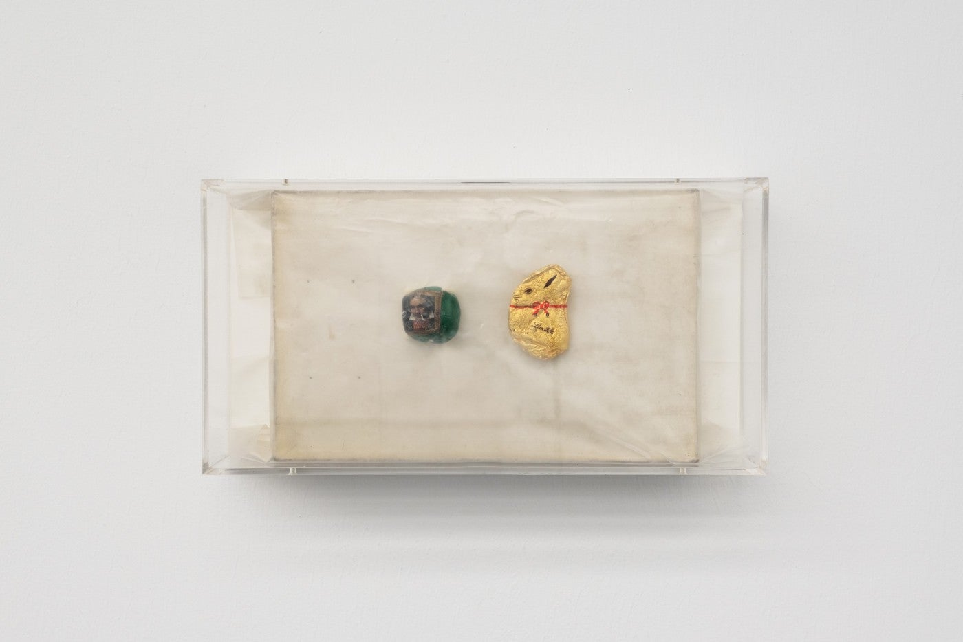 Beatrice Bonino, Funny and Fun, 2024, plastique, papier, chocolat, papier d’aluminium, 36,5 × 18 cm. Courtesy de l’artiste et de Ermes Ermes