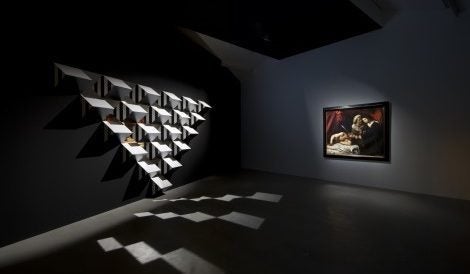 visuel 240419 Vue de l’exposition Caravage « Judith et Holopherne » / Daniel Buren « Pyramidal, haut-relief - A5, travail situé », kamel mennour, 6, rue du Pont de Lodi, Paris 6, 2019
Photo. archives kamel mennour
© Daniel Buren - ADAGP, Paris
© Cabinet Turquin
Courtesy de l’artiste, Cabinet Turquin et kamel mennour, Paris/London