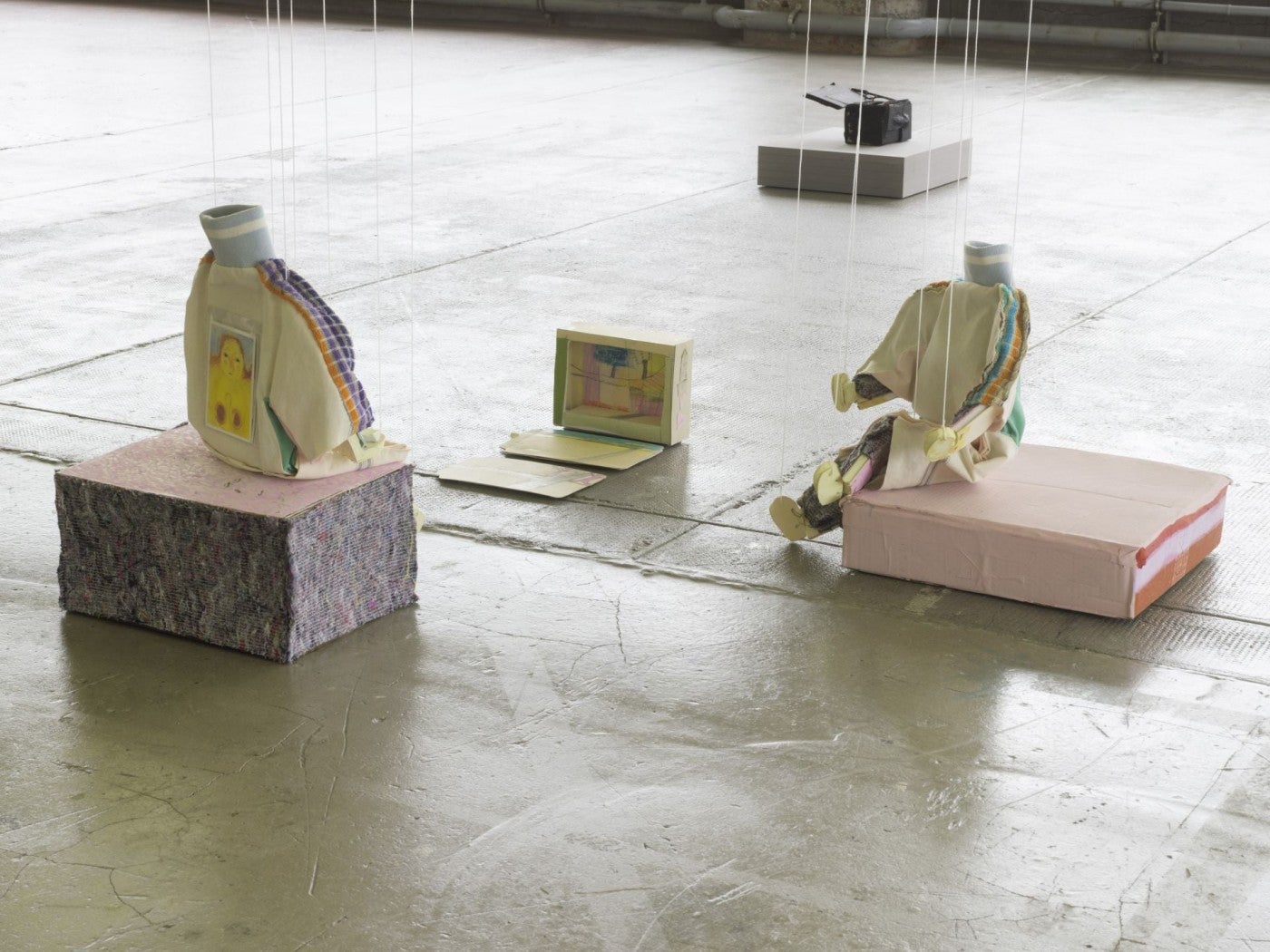 Sarah Tritz, TRISTZ INSTITUTT (Nicole, Ode, CATHY, JILL, Rain-Gene), 2019, âme en carton bois et papier mâché, tissus, fils, pochette plastique croix en sapin vernis, fil, socle en carton peint, taille variable (chaque marionnette : 50 x 20 x 3 cm sans leurs assises). Photo : André Morin