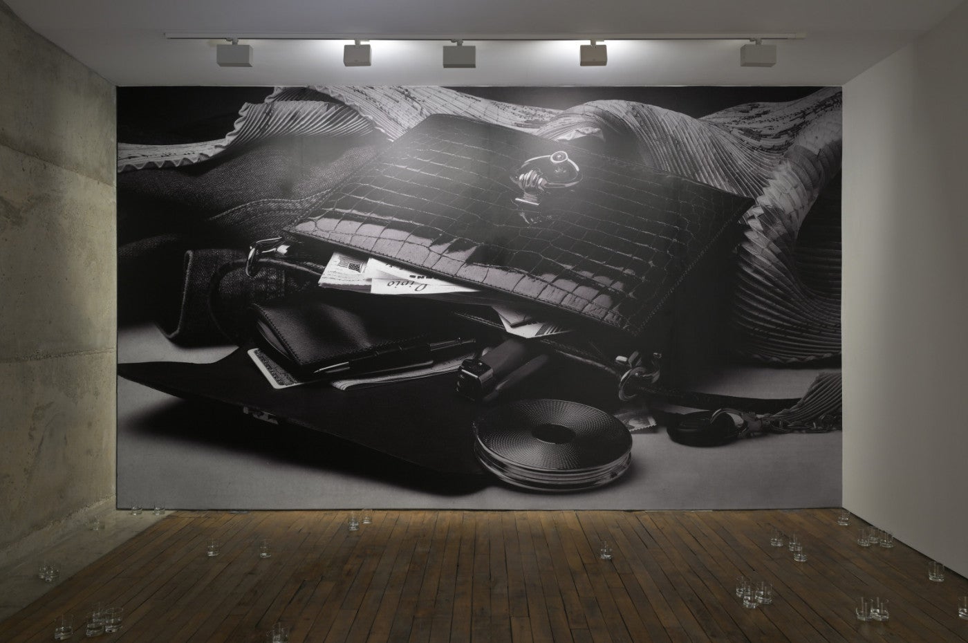 Laëtitia Badaut Haussmann, <i>Maisons Françaises, une collection n° MF198112P2324</i>, 2025. Vue de l’exposition : « Le cœur et les poumons », Emanuela Campoli, Paris, 2025. Photo : Rebecca Fanuele. Courtesy de l’artiste et des galeries Allen Paris, Ellen de Bruijne Amsterdam et Emanuela Campoli Paris/Milan.
