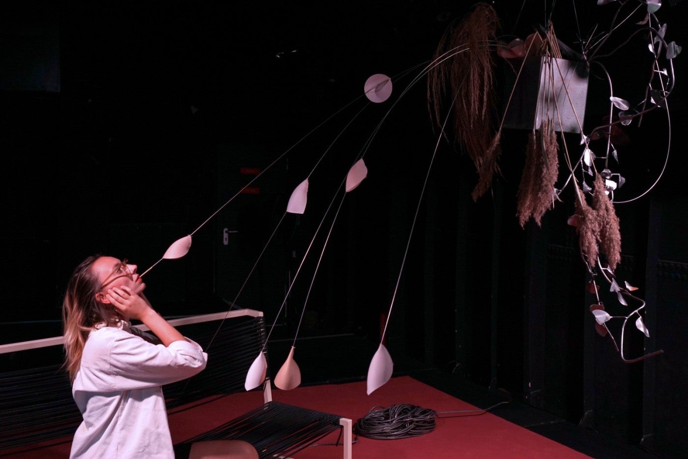 Anne Le Troter, <i>Racine, Pistil</i>, 2024, installation sonore. Production : La Pop ; assistant : Elias Gama ; ingénieurs son : Guillaume Couturier et Rémi Le Taillandier ; fabrication des sculptures en acier : Margot Pietri. Courtesy de l'artiste et de la galerie frank elbaz. Photo : Antonin Horquin.