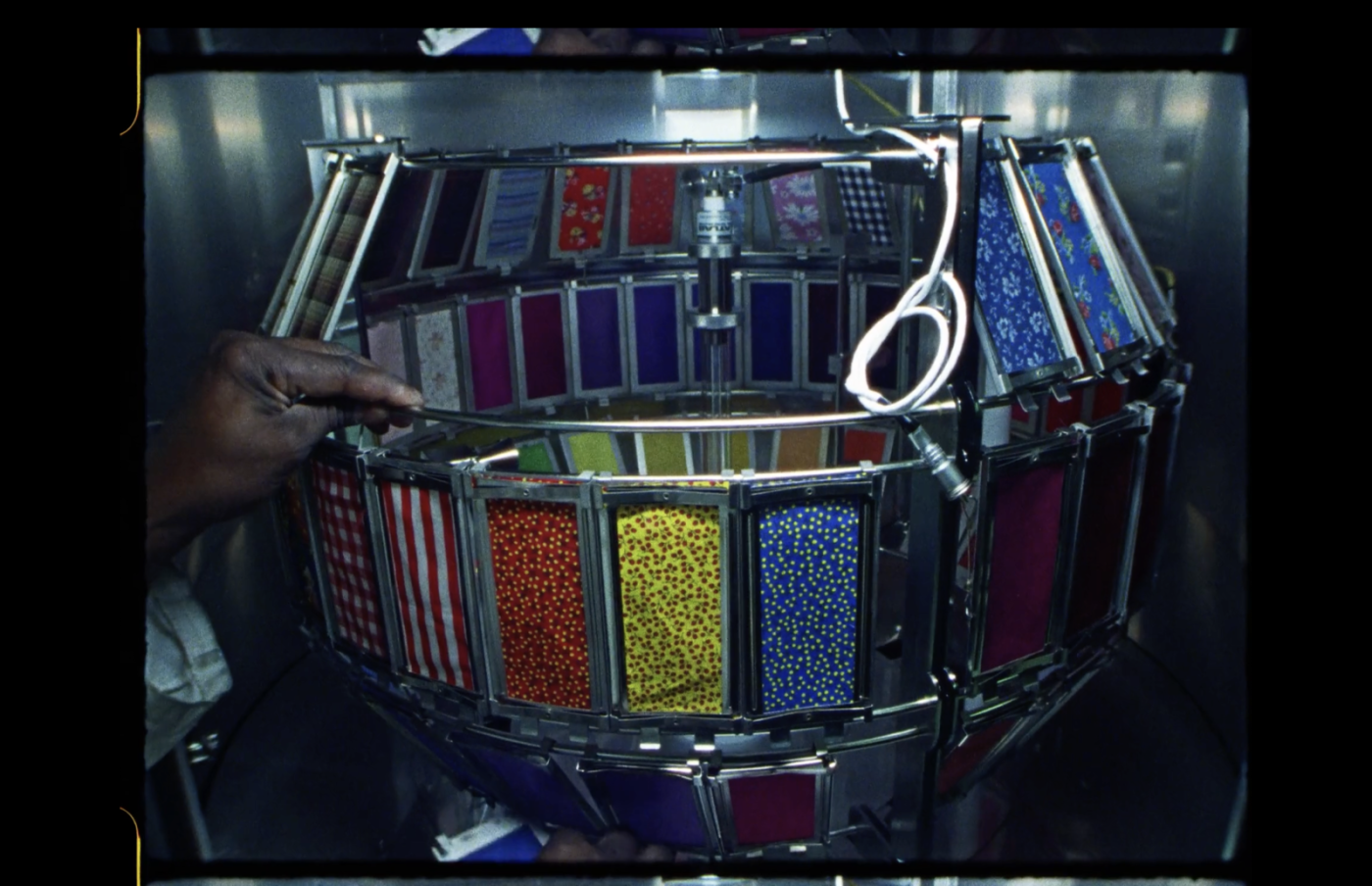 Yto Barrada, <i>The Power of Two or Three Suns</i>, 2020. Film 16 mm transféré en vidéo numérique, son, couleur, 11 minutes et 11 secondes. © Yto Barrada, courtesy Pace Gallery ; Sfeir-Semler Gallery, Hambourg, Beyrouth ; et Galerie Polaris, Paris.