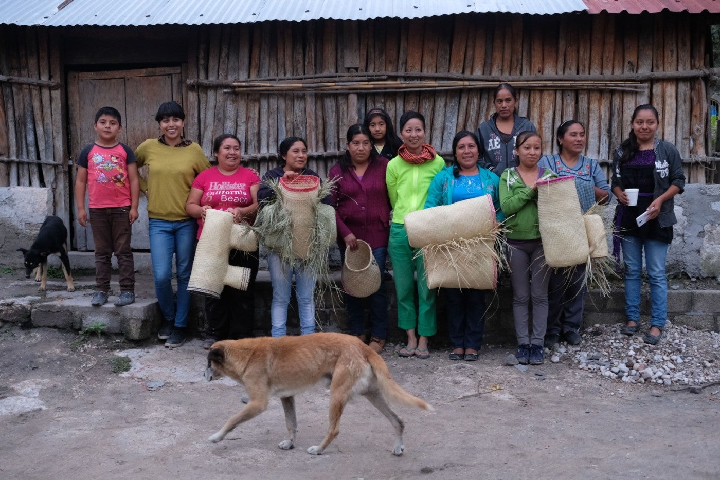 Nous tressons les paniers hybrides pour leur donner le nom en Ixcatèque, septembre 2017, Santa María Ixcatlán, Mexique. De la gauche: le fils de Fili, Mariana Castillo Lopez, Fili Bautista, Irma Alvarez Jimenez, Mago Bautista Martinez et sa fille, Seulgi Lee, Roberta Cerqueda Dorantes, Veronica Bautista Alvarez, Leti Mendoza Bazan, Irma Alvarez Jimenez et Alicia Rosalez Jimenez. Image courtesy de l’artiste.