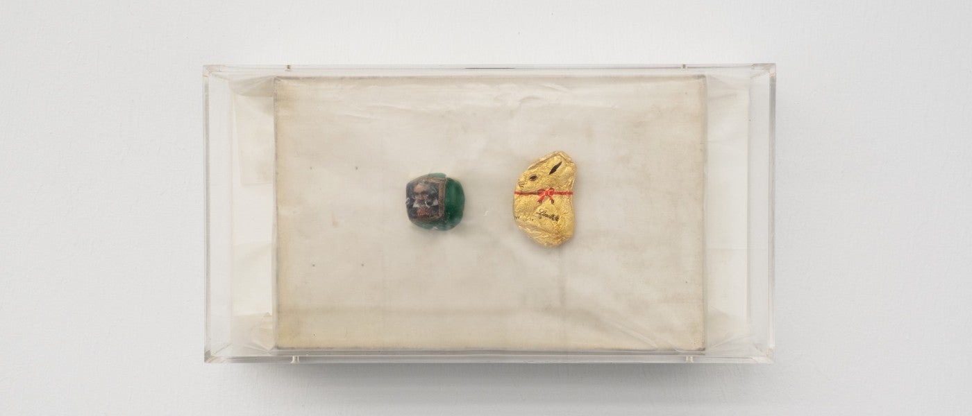 Beatrice Bonino, Funny and Fun, 2024, plastique, papier, chocolat, papier d’aluminium, 36,5 × 18 cm.  Courtesy de l’artiste et de Ermes Ermes